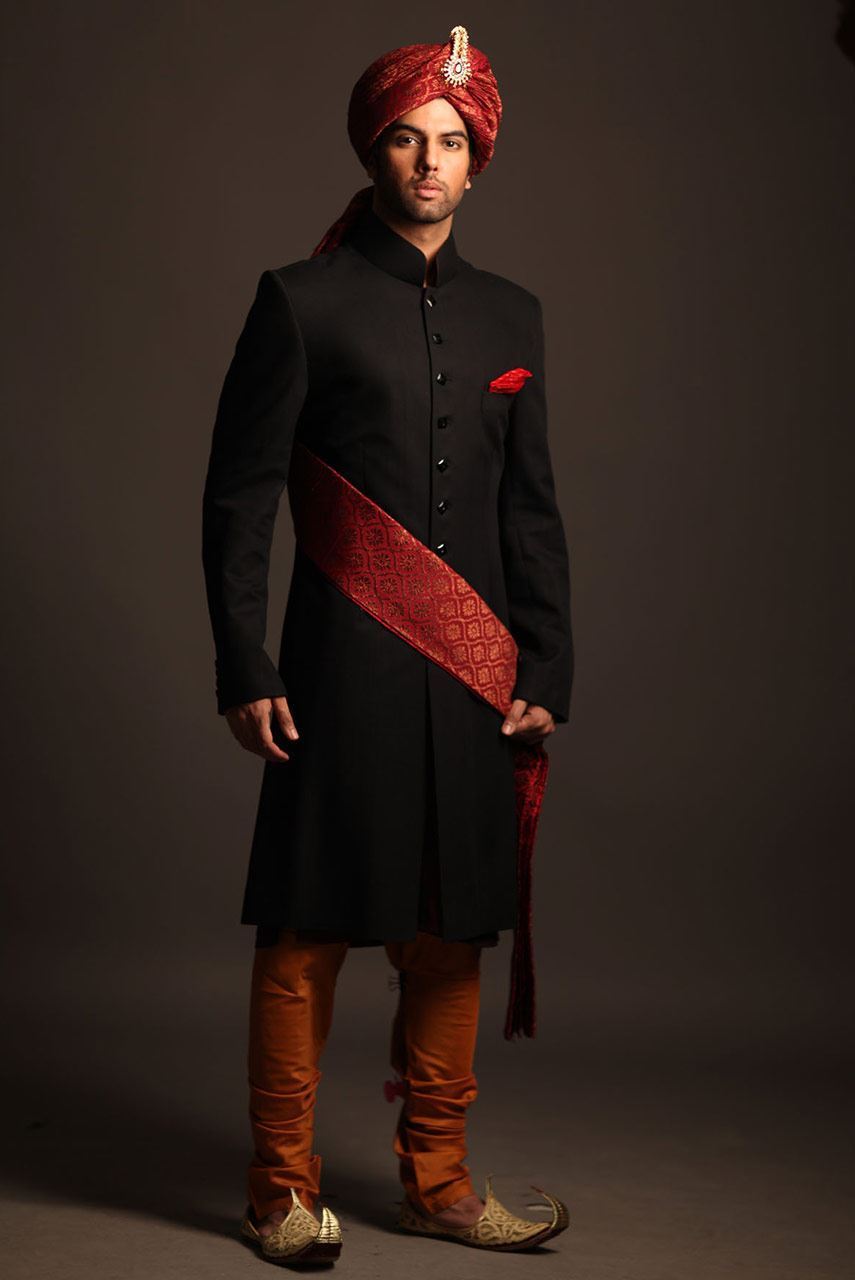 Picture of Black suiting sherwani